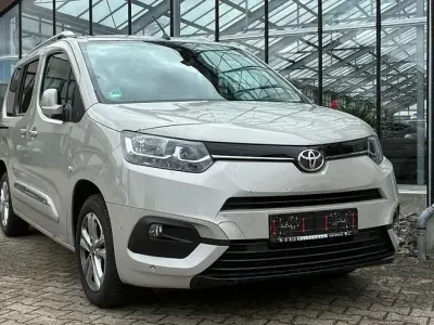 Gebraucht Toyota Proace Verso Team 110 PS (80 kW) 2021 Marble silver Kombi