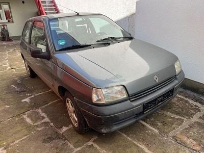 Begagnad Renault Clio 54 HK (39 kW) 1991 Grå Halvkombi