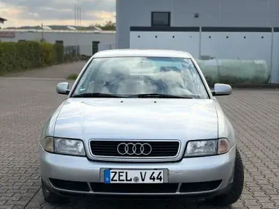 Usata Audi A4 125 CV (91 kW) 1996 Argento Berlina