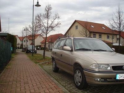 Gebraucht Opel Astra 101 PS (74 kW) 1996 Gold Kombi