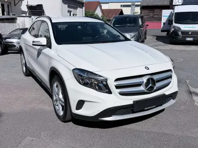 Gebraucht Mercedes GLA180 122 PS (89 kW) 2015 Calcitweiss  unilack SUV