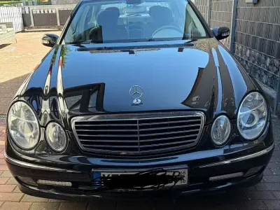 Gebraucht Mercedes E220 Avantgarde 150 PS (110 kW) 2003 Schwarz Limousine