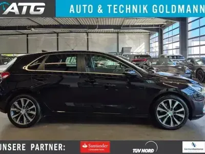 Gebraucht Hyundai i30 Intro Edition 120 PS (88 kW) 2017 Schwarz Limousine