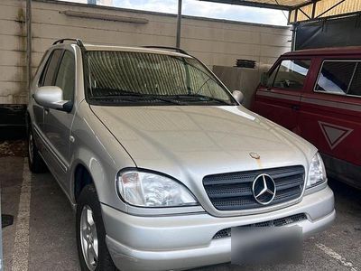 Gebraucht Mercedes ML270 163 PS (119 kW) 2001 Silber SUV