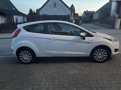 Gebraucht Ford Fiesta Trend 101 PS (74 kW) 2013 Weiß Kleinwagen
