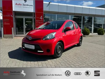 Gebraucht Toyota Aygo Cool 68 PS (50 kW) 2013 Vulcano / midnight bicolor Kleinwagen