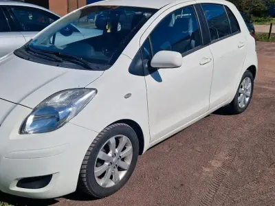 Gebraucht Toyota Yaris 101 PS (74 kW) 2009 Weiß Kleinwagen