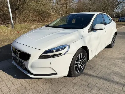 Usata Volvo V40 Momentum 120 CV (88 kW) 2017 Bianco Berlina