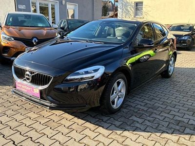Gebraucht Volvo V40 Momentum 120 PS (88 kW) 2019 Onyx black / metallic Kombi