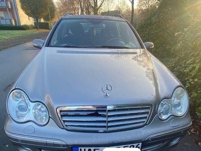 Second-hand Mercedes 220 204 CP (150 kW) 2006 Bej Berlinǎ