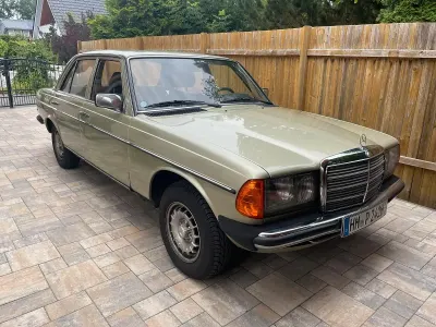 Używany Mercedes E230 135 KM (99 kW) 1982 Zielony Sedan/Limuzyna