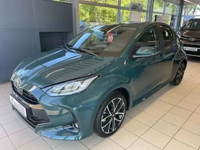 Neu Toyota Yaris Hybrid 116 PS (85 kW) 2026 Everrest green met. Limousine