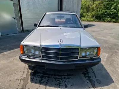 Gebraucht Mercedes 190 122 PS (89 kW) 1984 Silber Limousine