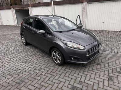 Gebraucht Ford Fiesta SYNC Edition 82 PS (60 kW) 2015 Grau Limousine