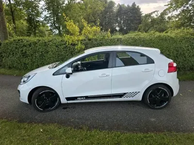 Gebraucht Kia Rio Spirit 109 PS (80 kW) 2012 Weiß Kleinwagen