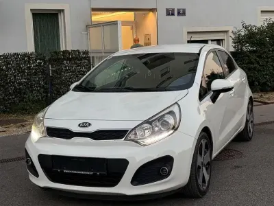 Gebraucht Kia Rio FIFA World Cup Edition 86 PS (63 kW) 2014 Weiß Limousine