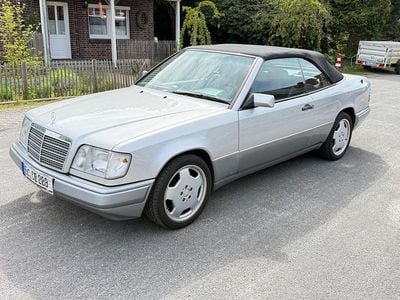 Usata Mercedes E220 150 CV (110 kW) 1993 Argento Cabrio