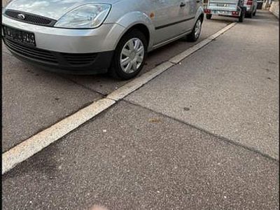 Gebraucht Ford Fiesta Ambiente 80 PS (58 kW) 2005 Silber Kleinwagen
