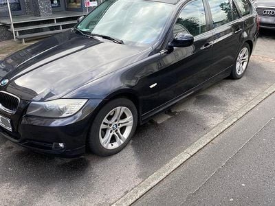 Begagnad BMW 318 143 HK (105 kW) 2009 Svart Kombi