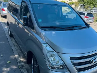 Gebraucht Hyundai H-1 170 PS (125 kW) 2016 Silber Van / Kleinbus