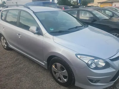 Gebraucht Hyundai i30 115 PS (84 kW) 2011 Silber Kombi
