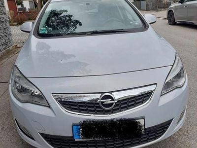 Używany Opel Astra Edition 140 KM (102 kW) 2012 Srebrny Sedan/Limuzyna
