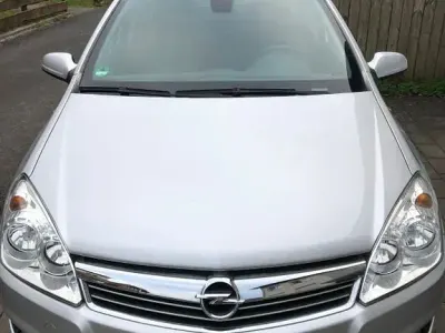 Używany Opel Astra Innovation 116 KM (85 kW) 2008 Srebrny Sedan/Limuzyna