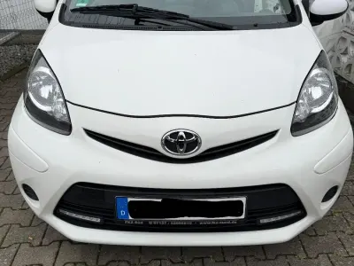 Używany Toyota Aygo 68 KM (50 kW) 2014 Biały Hatchback