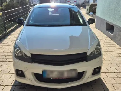 Używany Opel Astra Edition 116 KM (85 kW) 2010 Biały Coupe