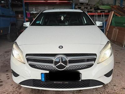 Gebraucht Mercedes A180 130 PS (95 kW) 2014 Weiß Kleinwagen