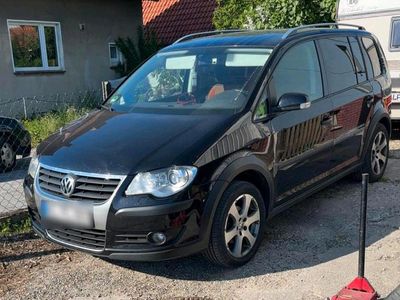 Second-hand VW Touran Cross 140 CP (102 kW) 2007 Negru Monovolum