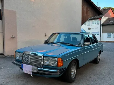 Gebraucht Mercedes E230 136 PS (100 kW) 1981 Blau Limousine