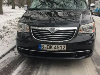 Gebraucht Lancia Voyager Platinum 131 PS (96 kW) 2013 Schwarz Van / Kleinbus