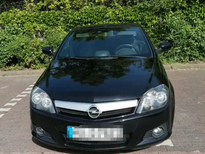 Używany Opel Tigra 125 KM (91 kW) 2005 Czarny Kabriolet