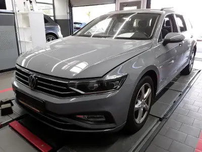 Gebraucht VW Passat IQ Drive 200 PS (147 kW) 2023 Grau Kombi