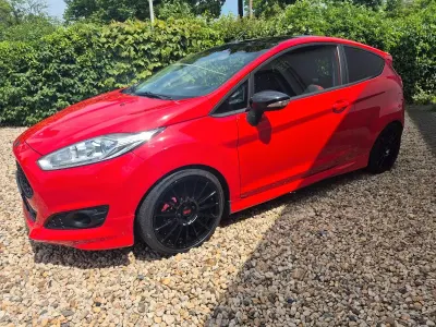 Gebraucht Ford Fiesta Sport 140 PS (102 kW) 2015 Rot Kleinwagen
