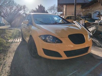 Second-hand Seat Leon Reference 102 CP (75 kW) 2010 Galben Hatchback