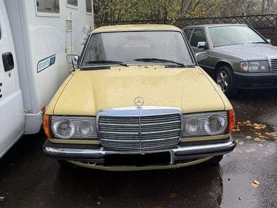 Gelb Gebraucht 1979 Mercedes 200 Limousine | 4.990 €