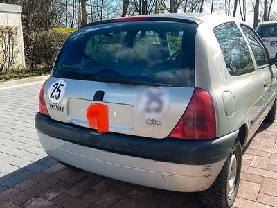 Second-hand Renault Clio II 58 CP (42 kW) 1999 Argintiu Hatchback