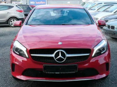 Gebraucht Mercedes A180 Urban 122 PS (89 kW) 2016 Rot Limousine