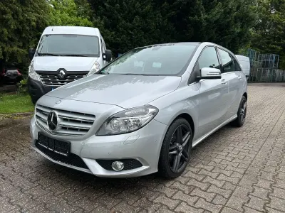 Gebraucht Mercedes B180 Style 122 PS (89 kW) 2014 Polarsilber  metalliclack Van / Kleinbus