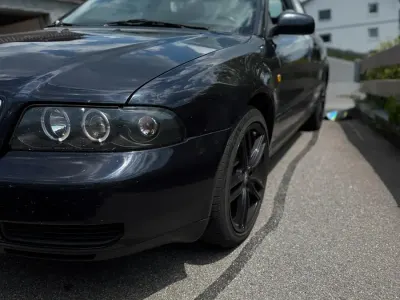 Używany Audi A4 125 KM (91 kW) 1998 Niebieski Sedan/Limuzyna
