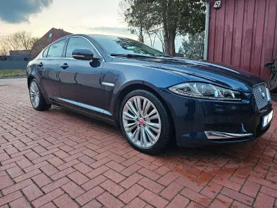 Begagnad Jaguar XF 241 HK (177 kW) 2014 Blå Sedan