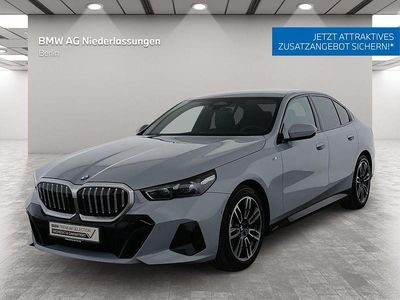 Grau Gebraucht 2024 BMW 520 M Sport Limousine | 52.880 € (Fairer Preis)