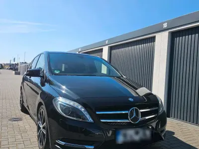 Gebraucht Mercedes B180 122 PS (89 kW) 2014 Schwarz Van / Kleinbus