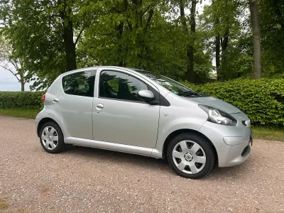 Gebraucht Toyota Aygo 68 PS (50 kW) 2007 Silber Kleinwagen