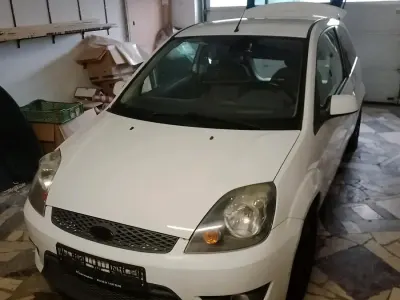 Gebraucht Ford Fiesta 60 PS (44 kW) 2008 Weiß Kleinwagen