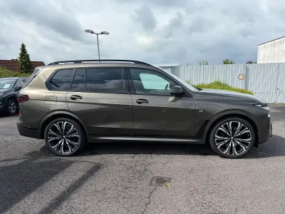 Gebraucht BMW X7 M Sport 352 PS (258 kW) 2023 Grün SUV