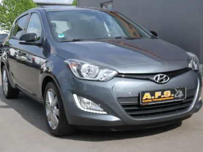 Gebraucht Hyundai i20 GO! 101 PS (74 kW) 2014 Grau Kleinwagen