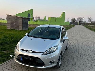 Gebraucht Ford Fiesta Ambiente 82 PS (60 kW) 2010 Silber Kleinwagen